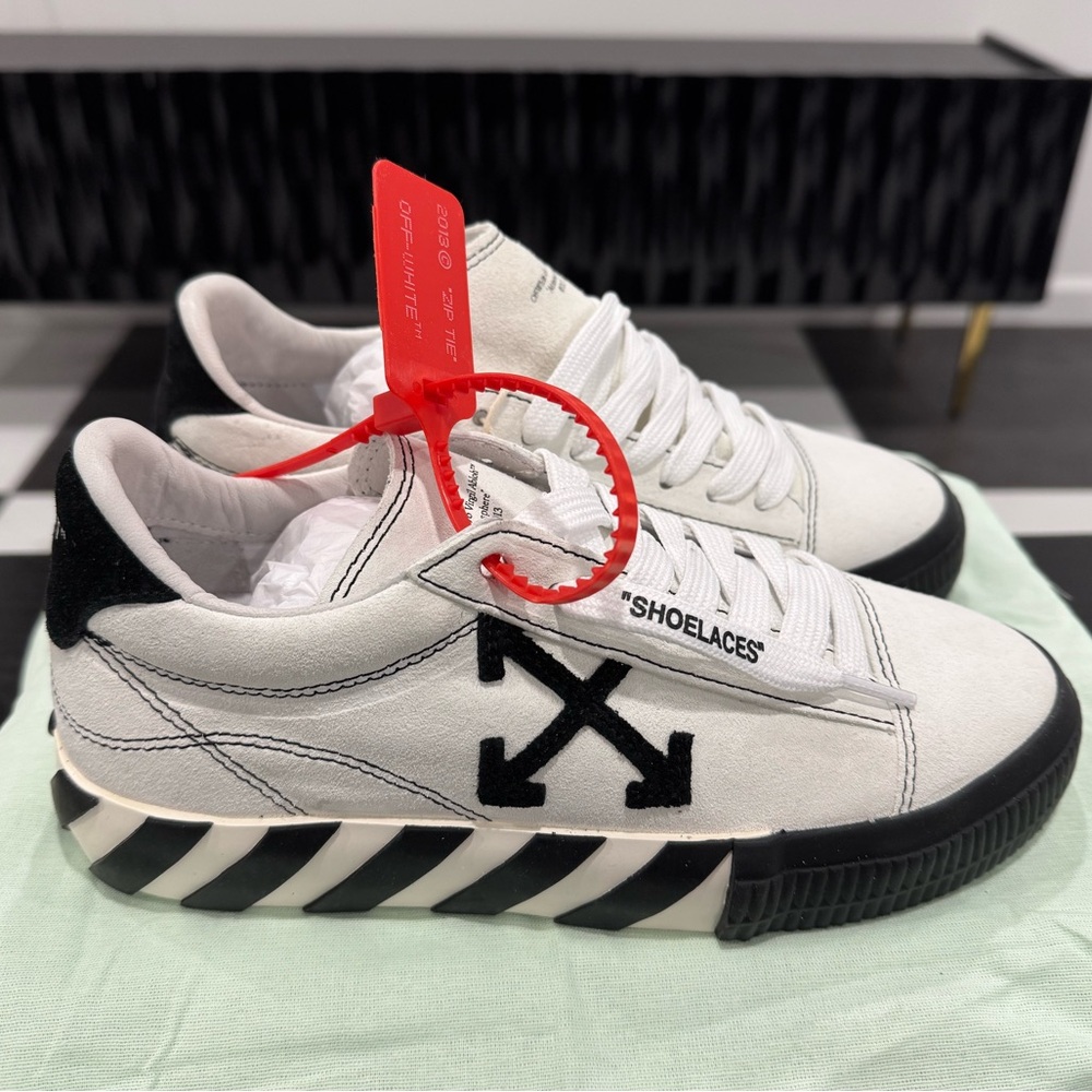 NIB OFF-WHITE LOW SNEAKERS